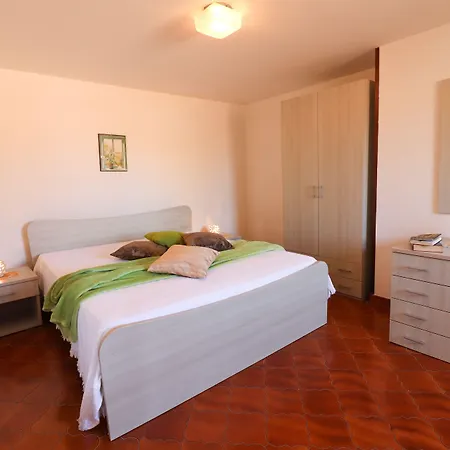 Isabels House In 10 Seats